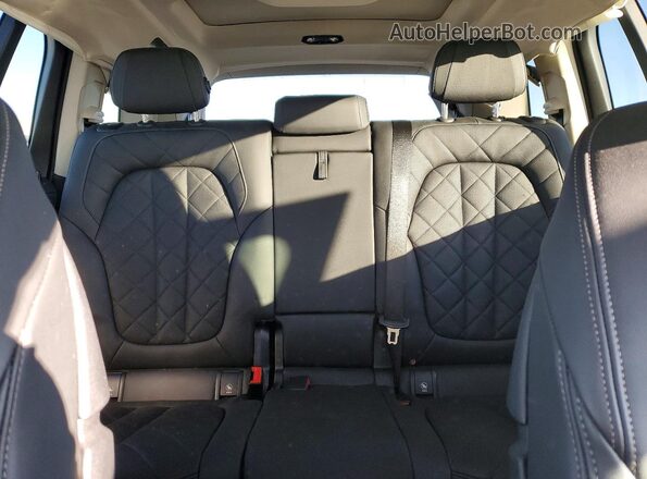 5UX23EM09R9U39549 2024 BMW X7 Charcoal Vista de los asientos traseros
