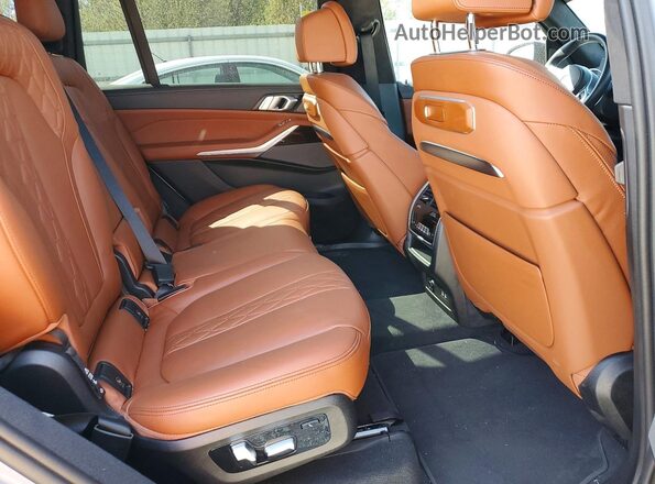 5UX23EM09S9W48666 2025 BMW X7 Gray უკანა სალონის ხედი