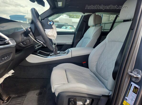 5UX23EU02R9S16799 2024 BMW X5 Серый Вид салона спереди
