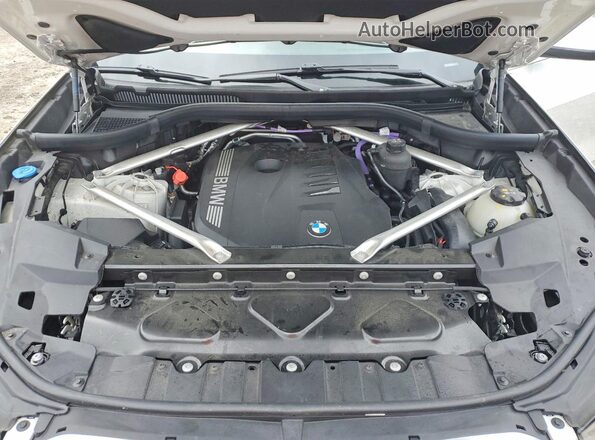 5UX23EU04S9W23738 2025 BMW X5 White Vista del compartimento del motor
