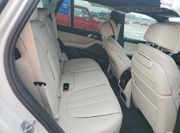 5UX23EU04S9W23738 2025 BMW X5 White Vista interior trasera
