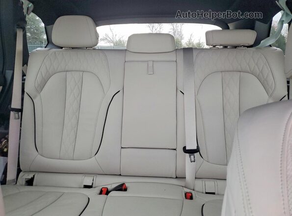 5UX23EU04S9W23738 2025 BMW X5 White Vista de los asientos traseros