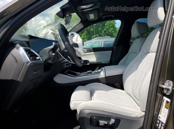 5UX23EU05S9W72060 2025 BMW X5 Зеленый Вид салона спереди