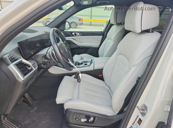 5UX23EU07S9Y99962 2025 BMW X5 White Widok wnętrza z przodu