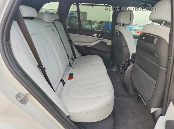 5UX23EU07S9Y99962 2025 BMW X5 White Widok wnętrza z tyłu