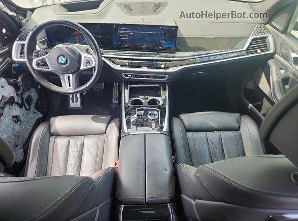 5UX33EM02P9R10717 2023 BMW X7 Black Առջևի վահանակի տեսք