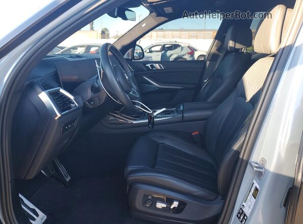 5UX33EM06S9X01439 2025 BMW X7 Gray Vista interior delantera