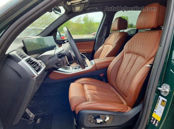 5UX33EU02R9S58782 2024 BMW X5 Зеленый Вид салона спереди