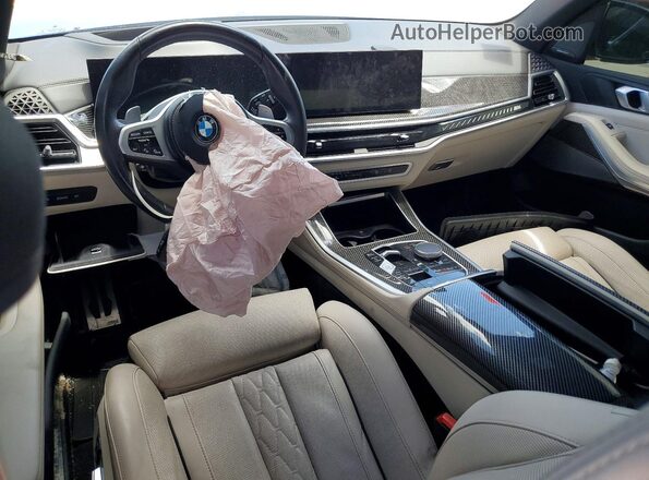 5UX33EU04R9S95624 2024 BMW X5 Blue Widok deski rozdzielczej