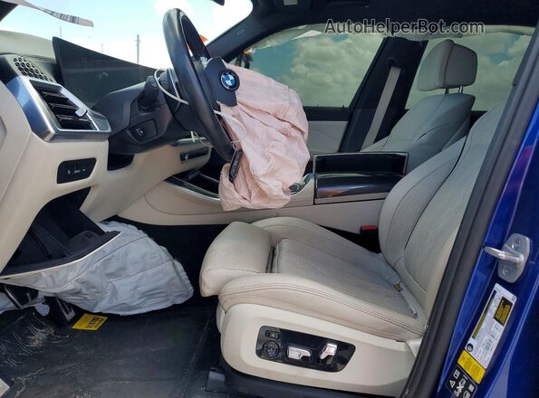 5UX33EU04R9S95624 2024 BMW X5 Blue Widok wnętrza z przodu