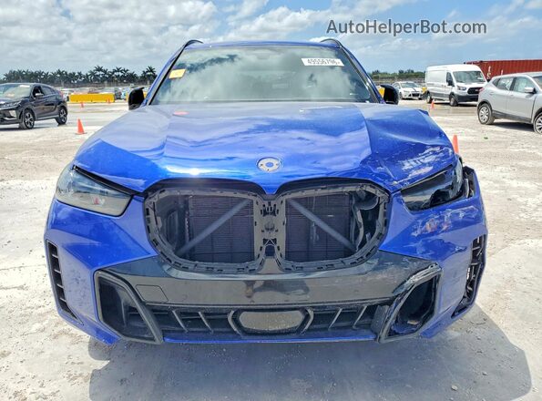 5UX33EU04R9S95624 2024 BMW X5 Blue Widok z przodu
