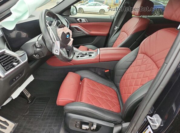 5UX33EX06R9U88563 2024 BMW X6 Черный Вид салона спереди