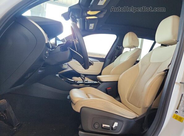 5UX43DP05P9R94459 2023 BMW X3 Белый Вид салона спереди