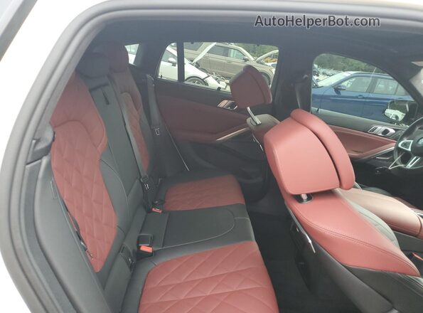 5UX43EX04R9V16283 2024 BMW X6 White Widok tylnych siedzeń