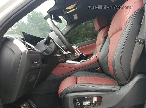 5UX43EX04R9V16283 2024 BMW X6 White Widok wnętrza z przodu