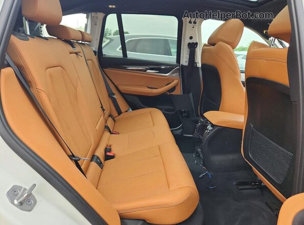 5UX53DP07P9S11016 2023 BMW X3 White Widok wnętrza z tyłu