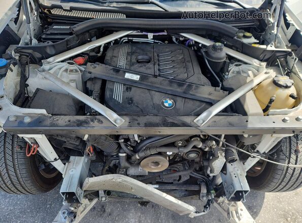 5UXCR4C01M9H71981 2021 BMW X5 White Vista del compartimento del motor