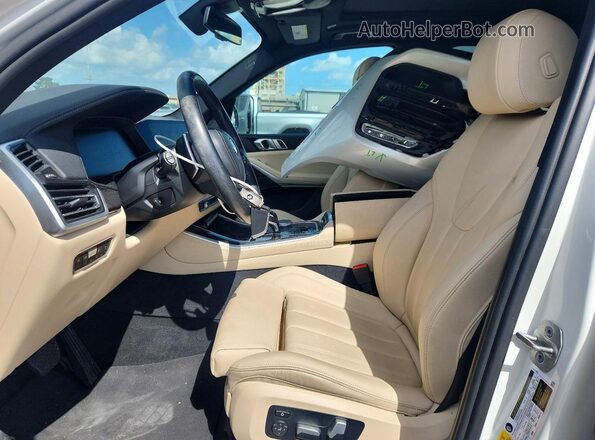 5UXCR4C01M9H71981 2021 BMW X5 White Vista interior delantera