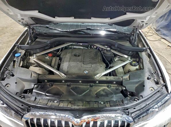 5UXCW2C01N9K38170 2022 BMW X7 White Engine compartment view