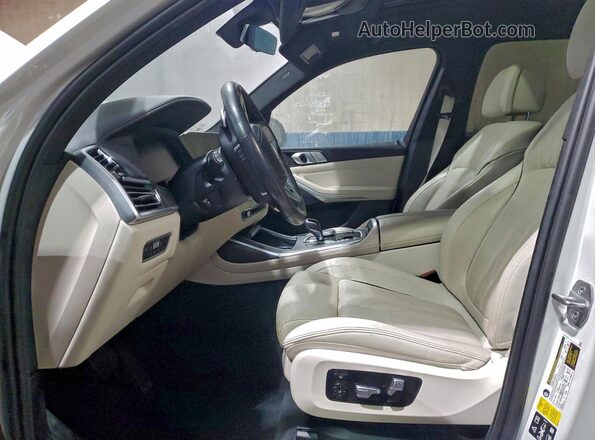 5UXCW2C01N9K38170 2022 BMW X7 White Front interior view