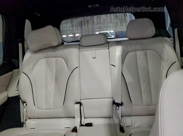 5UXCW2C01N9K38170 2022 BMW X7 White Rear seats view