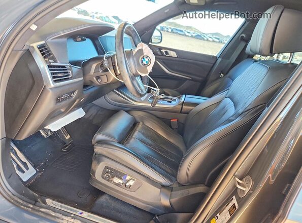 5UXCW2C06N9L28561 2022 BMW X7 Gray Front interior view