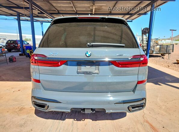 5UXCW2C06N9L28561 2022 BMW X7 Gray Rear view