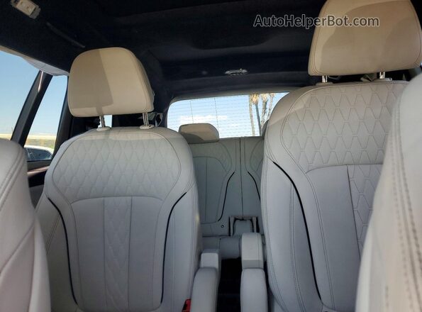 5UXCW2C07N9L11557 2022 BMW X7 White Vista de los asientos traseros