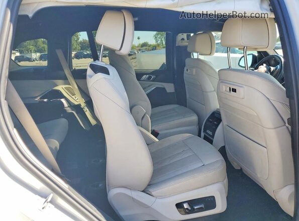 5UXCW2C07N9L11557 2022 BMW X7 White Vista interior trasera