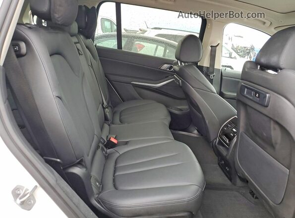 5UXCW2C08N9L34412 2022 BMW X7 White Widok tylnych siedzeń