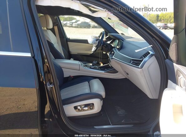 5UXCW2C0XN9J48726 2022 BMW X7 Черный Вид салона спереди