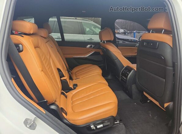 5UXCX6C04M9F01774 2021 BMW X7 White Widok wnętrza z tyłu