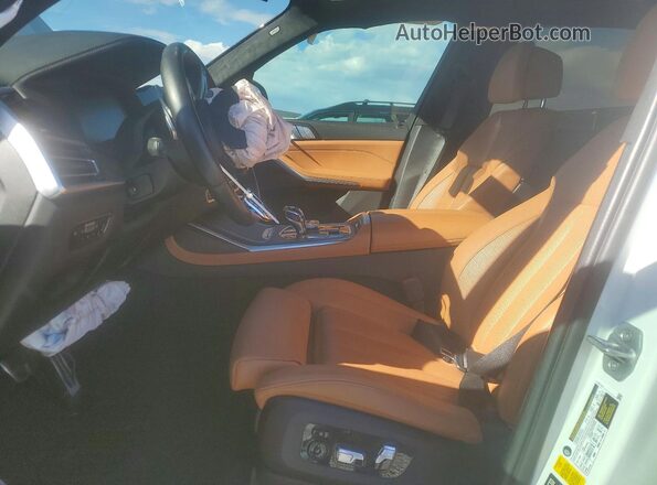 5UXCX6C07N9M80319 2022 BMW X7 White Widok wnętrza z przodu