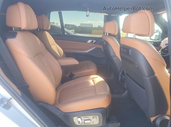 5UXCX6C07N9M80319 2022 BMW X7 White Widok wnętrza z tyłu