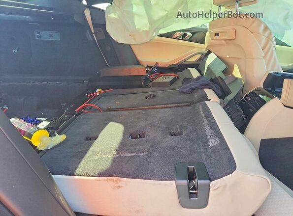 5UXCY6C01P9N74437 2023 BMW X6 White Widok wnętrza z tyłu