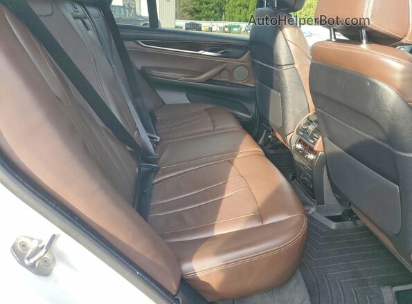 5UXKT0C30H0V96985 2017 BMW X5 White Widok wnętrza z tyłu