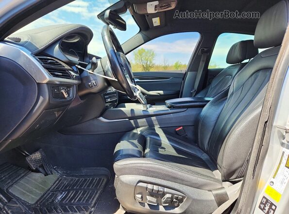 5UXKU2C56J0Z61539 2018 BMW X6 Серебряный Вид салона спереди