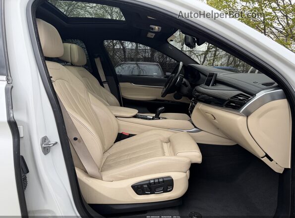 5UXKU6C37H0W38407 2017 BMW X6 Белый Вид салона спереди
