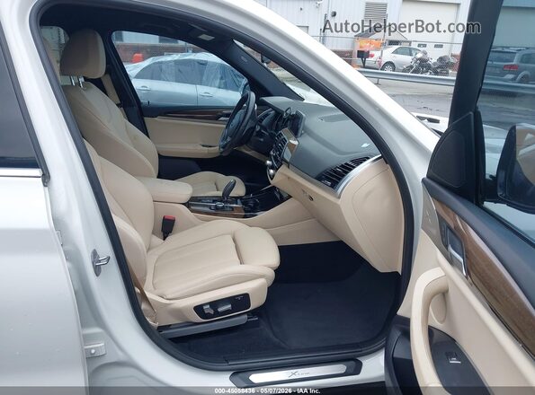 5UXTR7C54KLF24046 2019 BMW X3 Белый Вид салона спереди