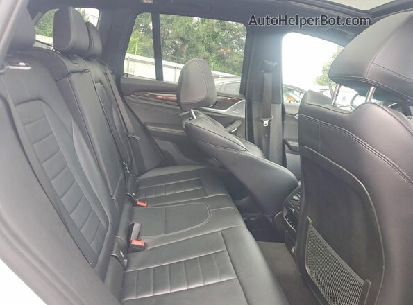 5UXTR9C54JLD68021 2018 BMW X3 Белый Вид задней части салона