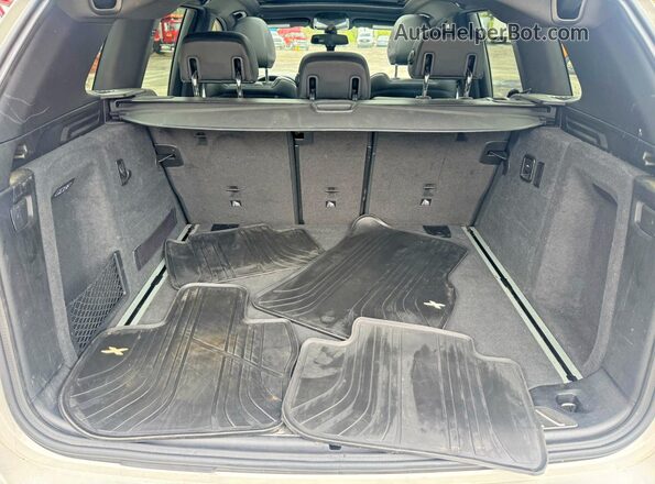5UXTS3C59J0Z01223 2018 BMW X3 White Vista interior de 360 grados