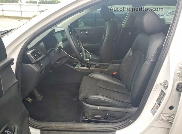 5XXGT4L34KG361705 2019 KIA OPTIMA Белый Вид салона спереди