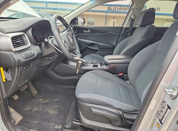 5XYPG4A30HG249107 2017 KIA SORENTO Серебряный Вид салона спереди