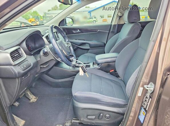 5XYPG4A32KG442012 2019 KIA SORENTO Коричневый Вид салона спереди
