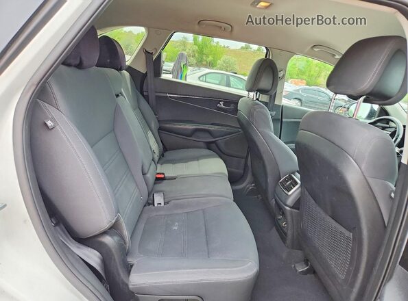 5XYPGDA3XGG025986 2016 KIA SORENTO White Widok wnętrza z tyłu