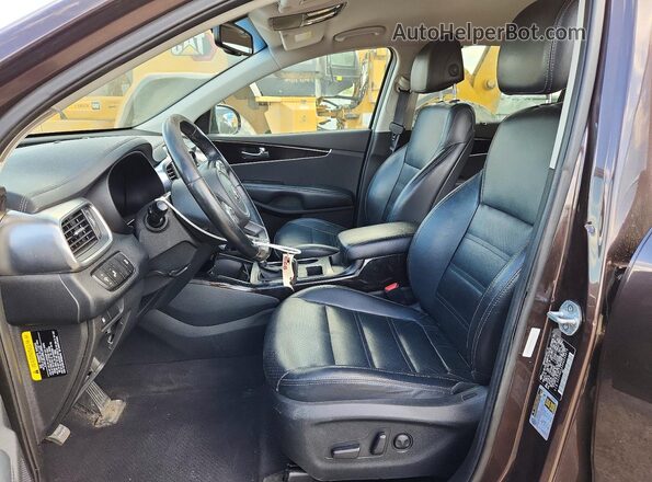 5XYPHDA53HG243879 2017 KIA SORENTO Коричневый Вид салона спереди