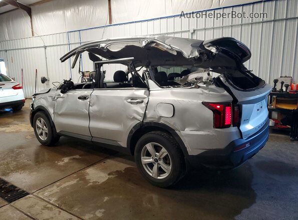 5XYRGDLC0NG091580 2022 KIA SORENTO Silver Trasero izquierdo