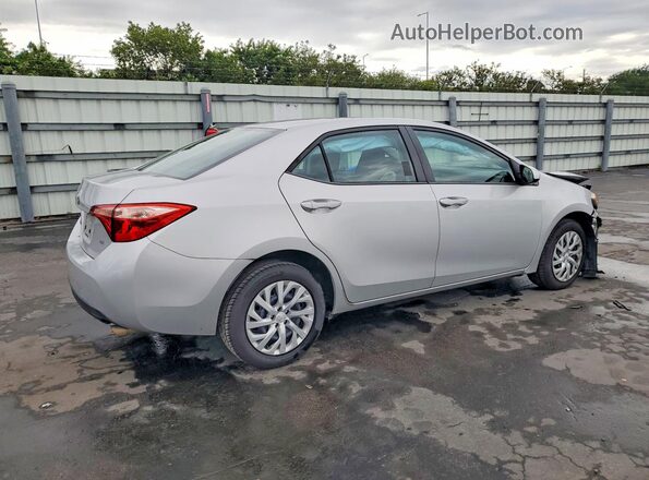 5YFBURHE4JP791674 2018 TOYOTA COROLLA Серебряный Задняя правая четверть