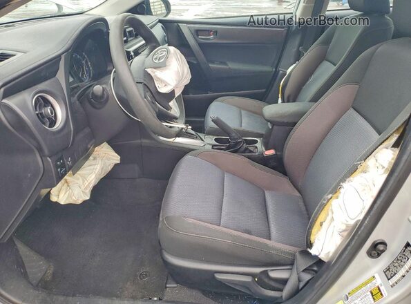 5YFBURHE4JP791674 2018 TOYOTA COROLLA Серебряный Вид салона спереди