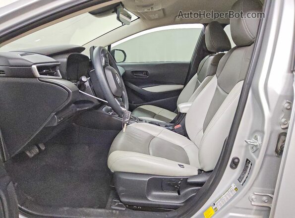 5YFEPMAE2NP384461 2022 TOYOTA COROLLA Серебряный Вид салона спереди